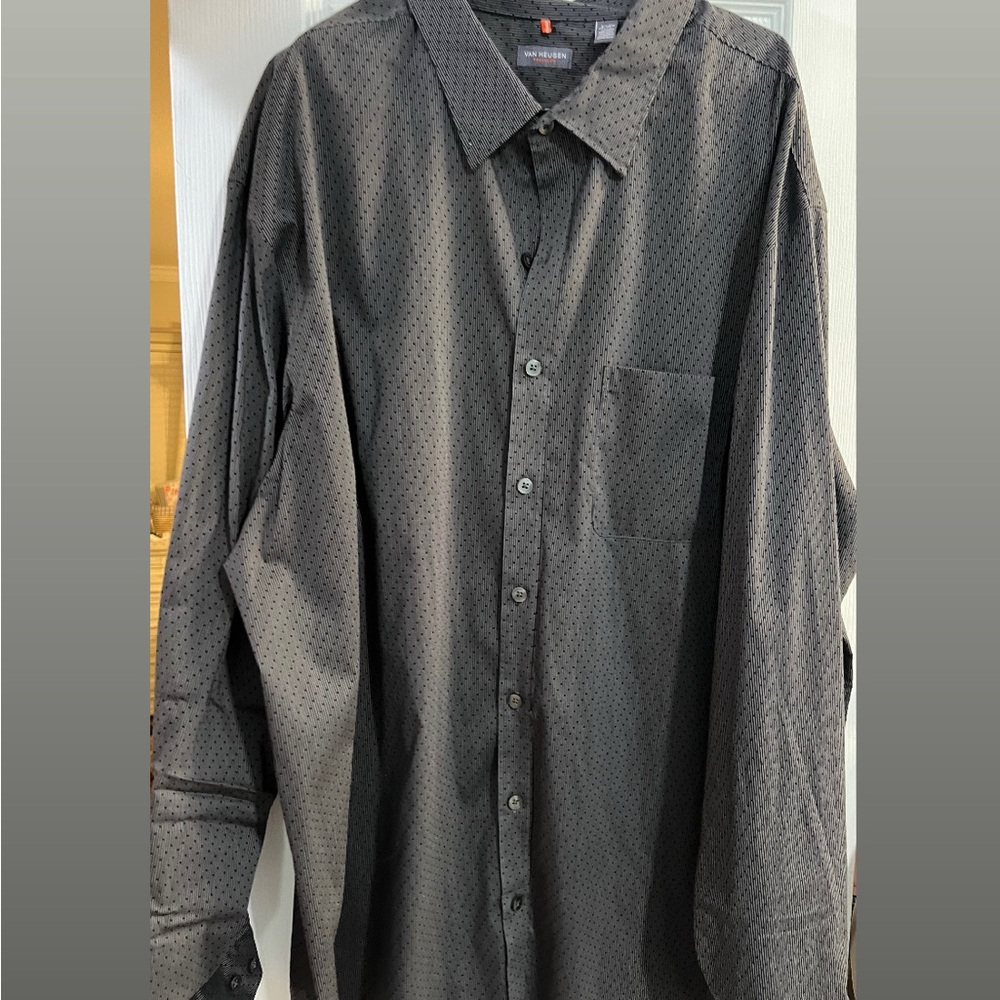 4XLT Men's Dark Gray Dot-Pattern Button-Up Shirt